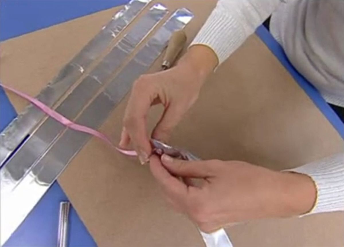 Bolas y cintas de estaño para decorar el árbol de Navidad paso 10