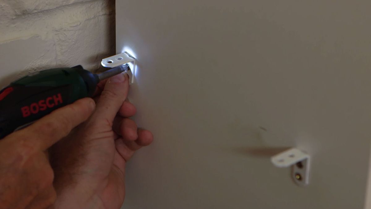 Cómo hacer un escritorio con estanterías paso 6