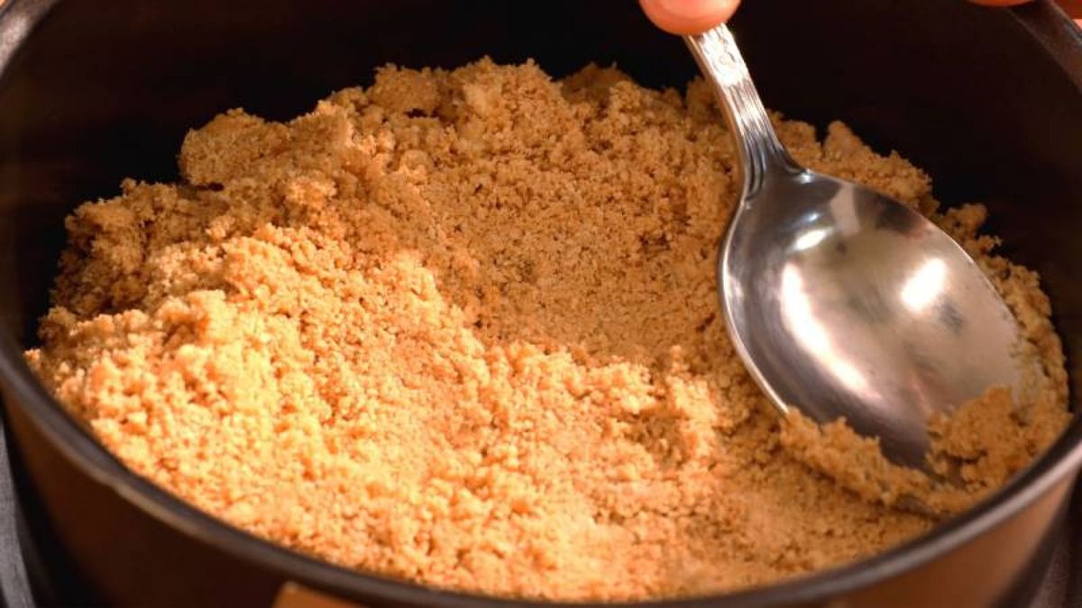 Aplasta la mezcla de galletas en el molde para formar una base firme y deliciosa para la tarta