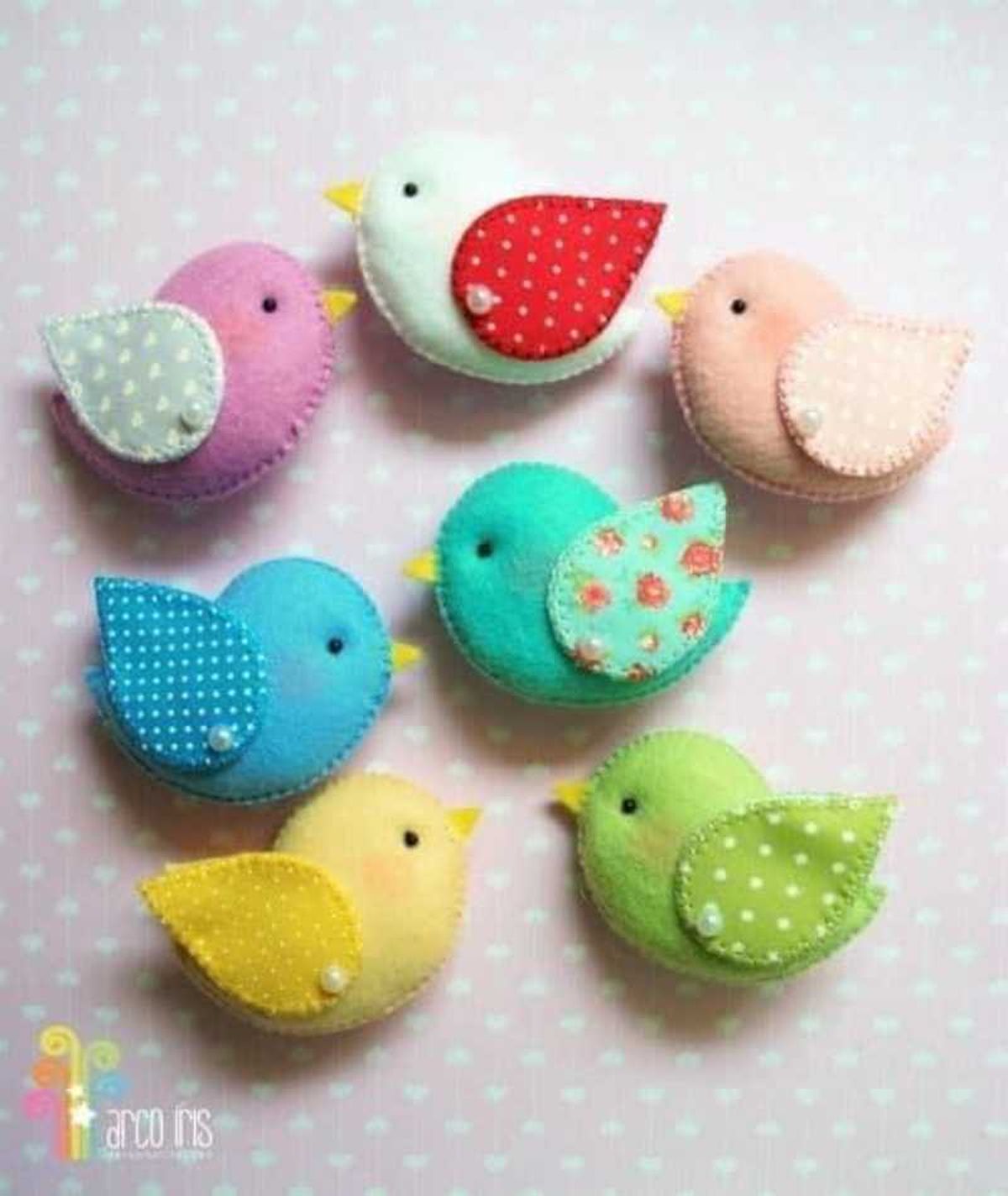 Pájaros de fieltro de colores.