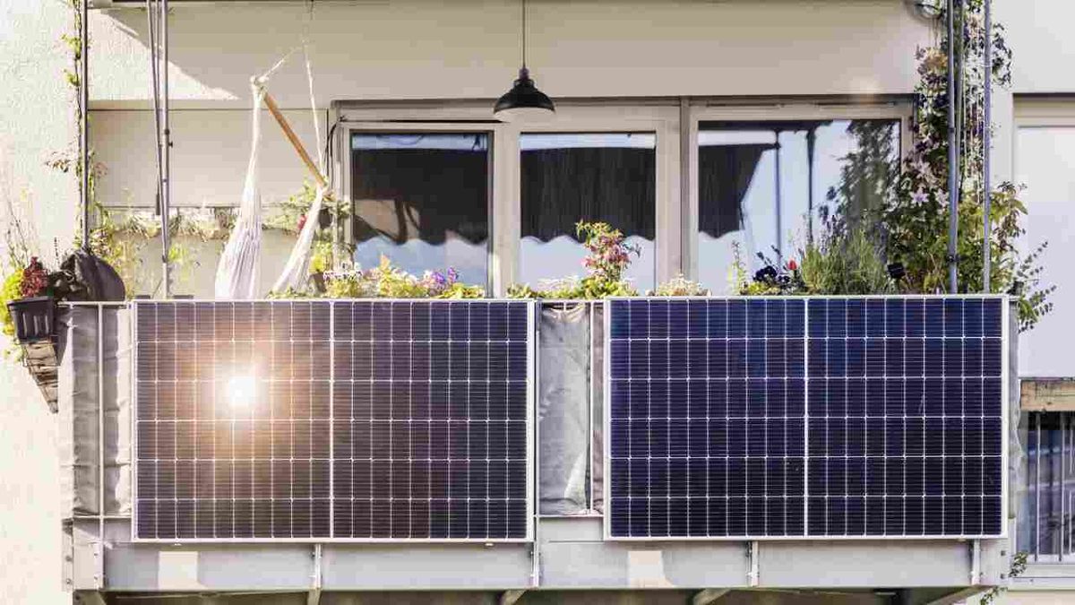 Paneles solares en un balcón