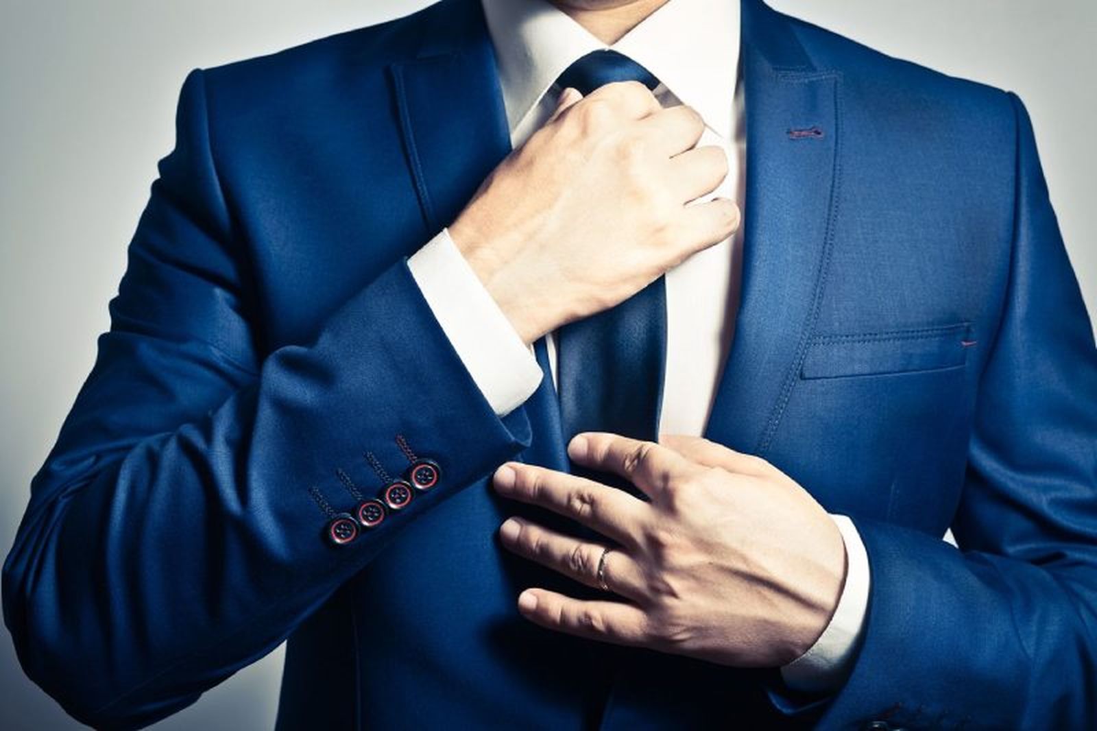 Los puños de la camisa tienen que sobresalir ligeramente del puño de la chaqueta