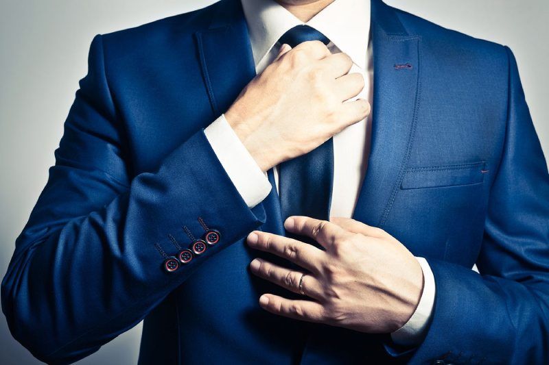 Los puños de la camisa tienen que sobresalir ligeramente del puño de la chaqueta
