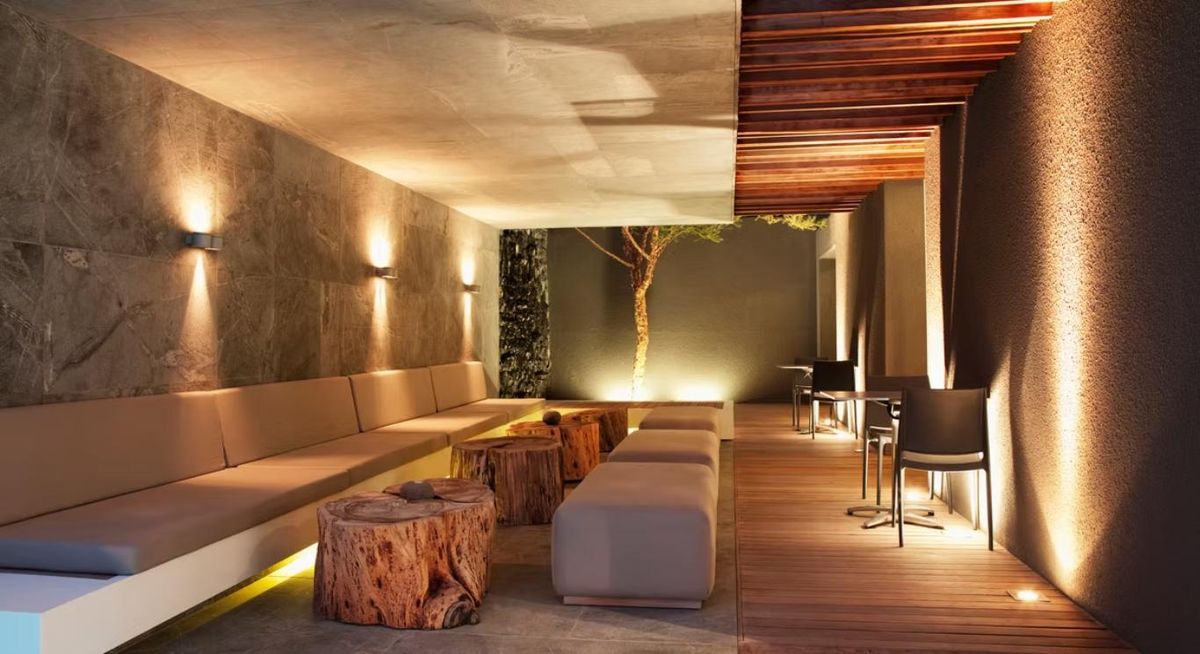 Local con iluminación creativa.