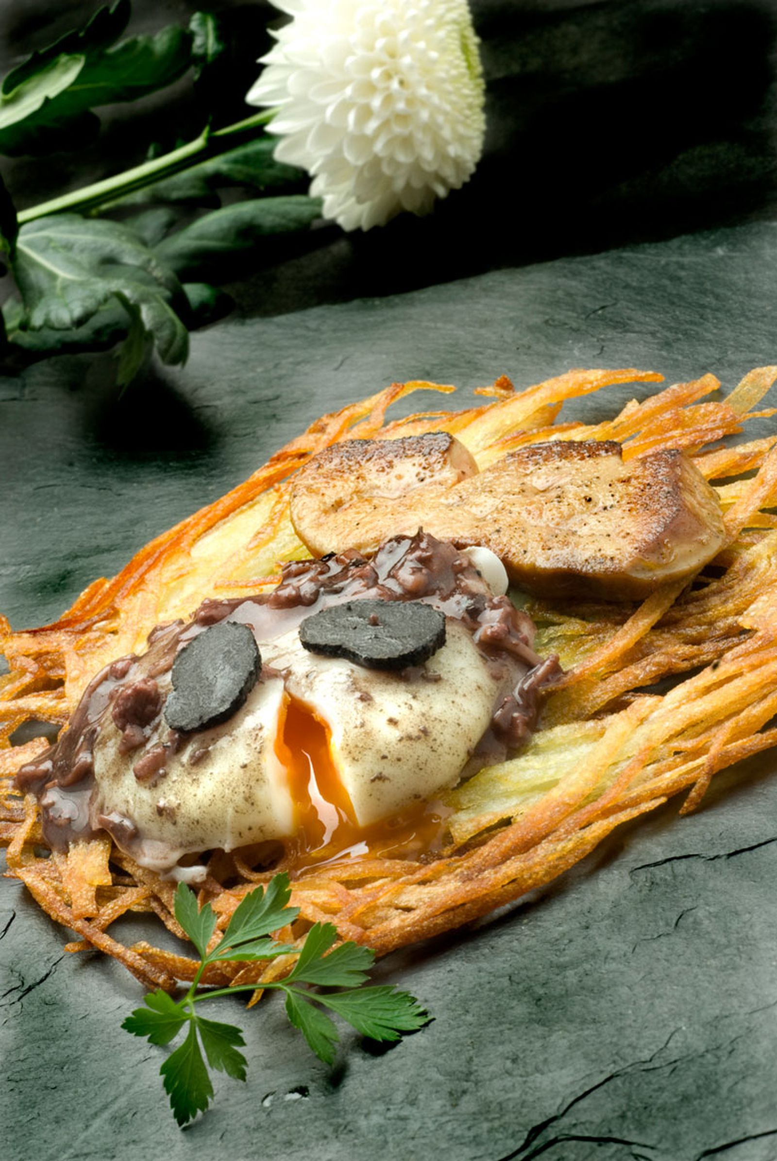 Huevos rotos con foie y salsa perigourdin