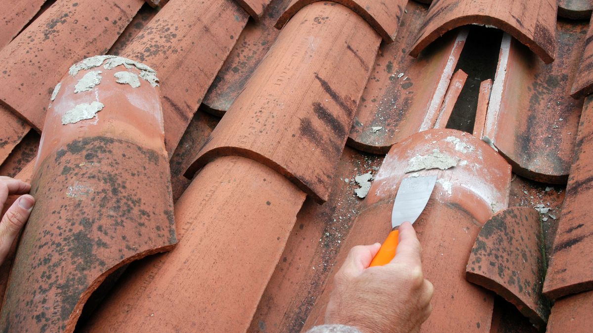 Pasos para cambiar una teja rota