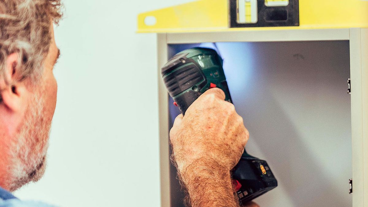 Cómo instalar un mueble de baño suspendido paso 8