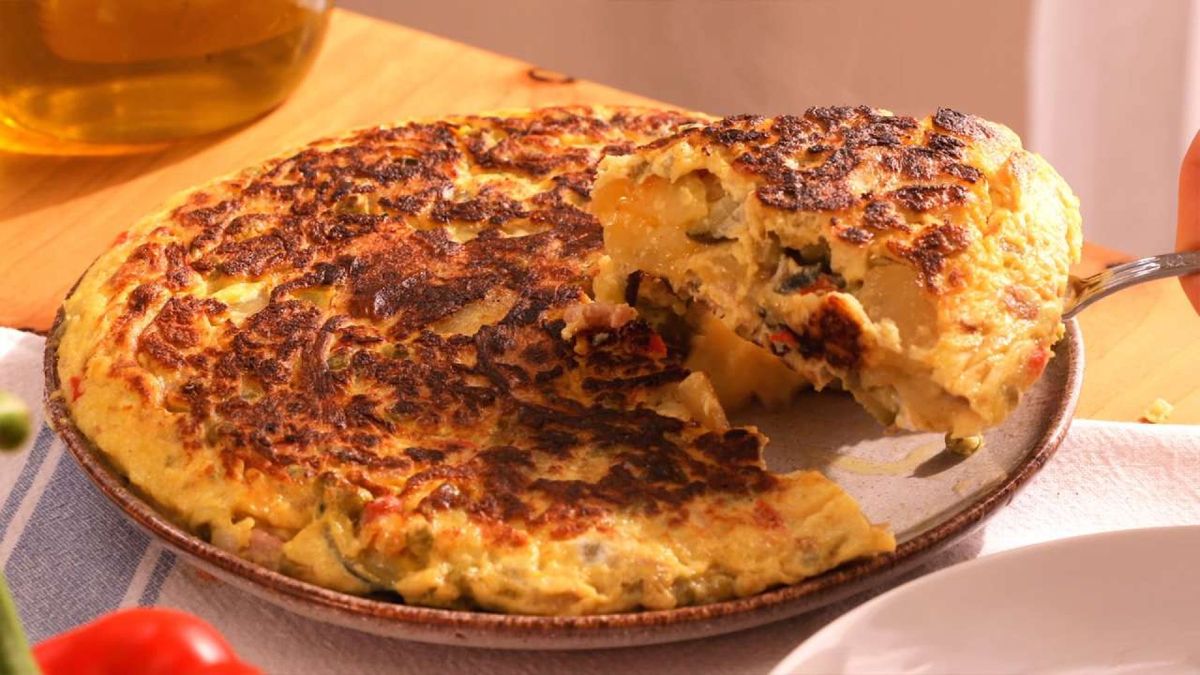 Sirve y disfruta de la tortilla paisana