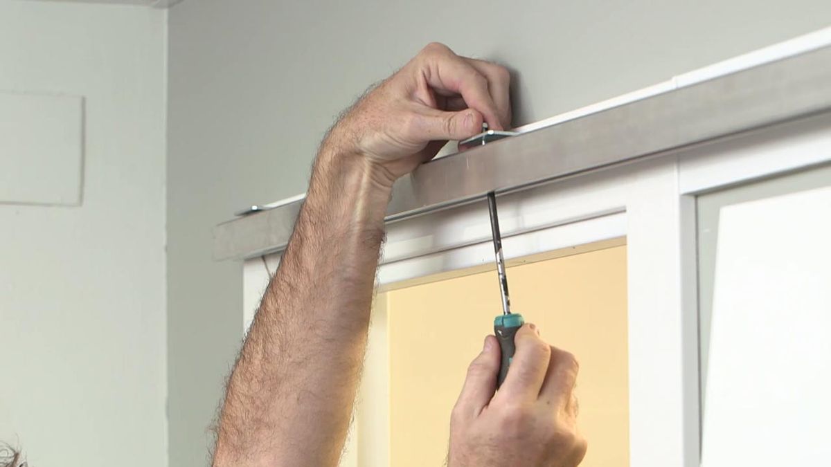 Como convertir una puerta abatible en una puerta corredera paso 10