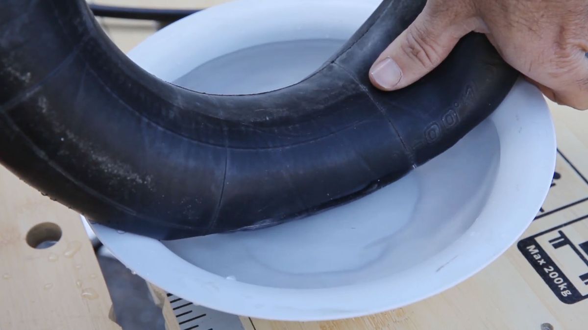 Cómo reparar pinchazo en la cámara de una rueda paso 4