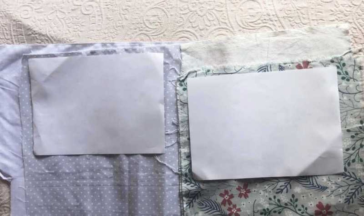 Utiliza folios como referencia para hacer la funda de tela para libros.