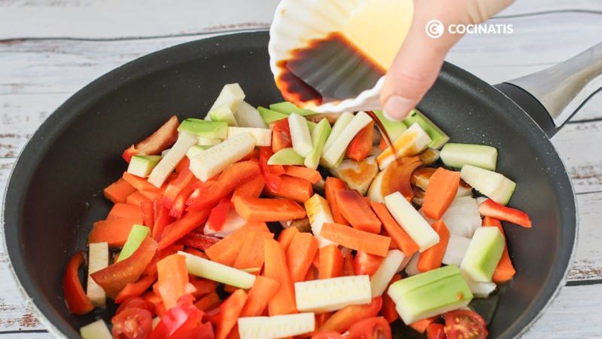 Salteamos las verduras con la salsa de soja