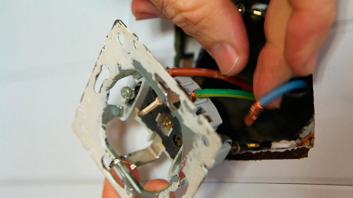 Colocar una base de enchufe doble paso 4