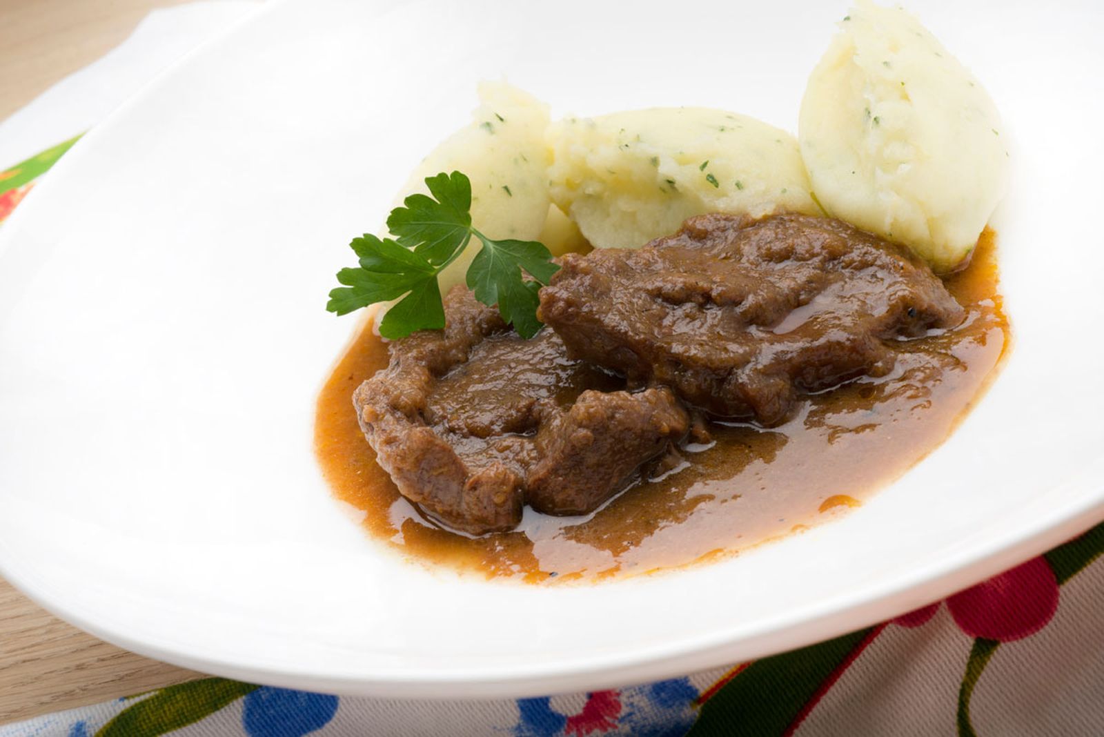 528 Filetes de espaldilla en salsa con puré de yuca (5143) xl