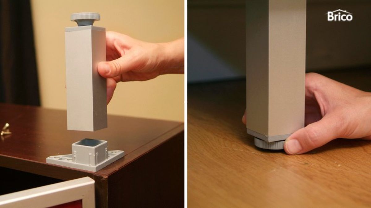 Encajar las patas metálicas en los soportes