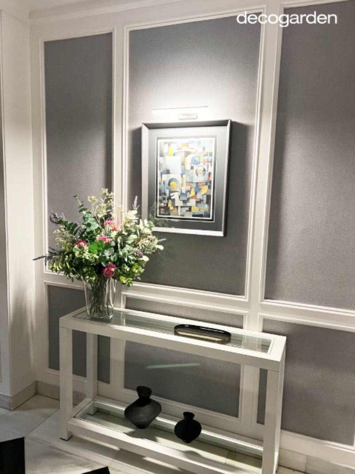 Mueble auxiliar y complementos decorativos del portal.