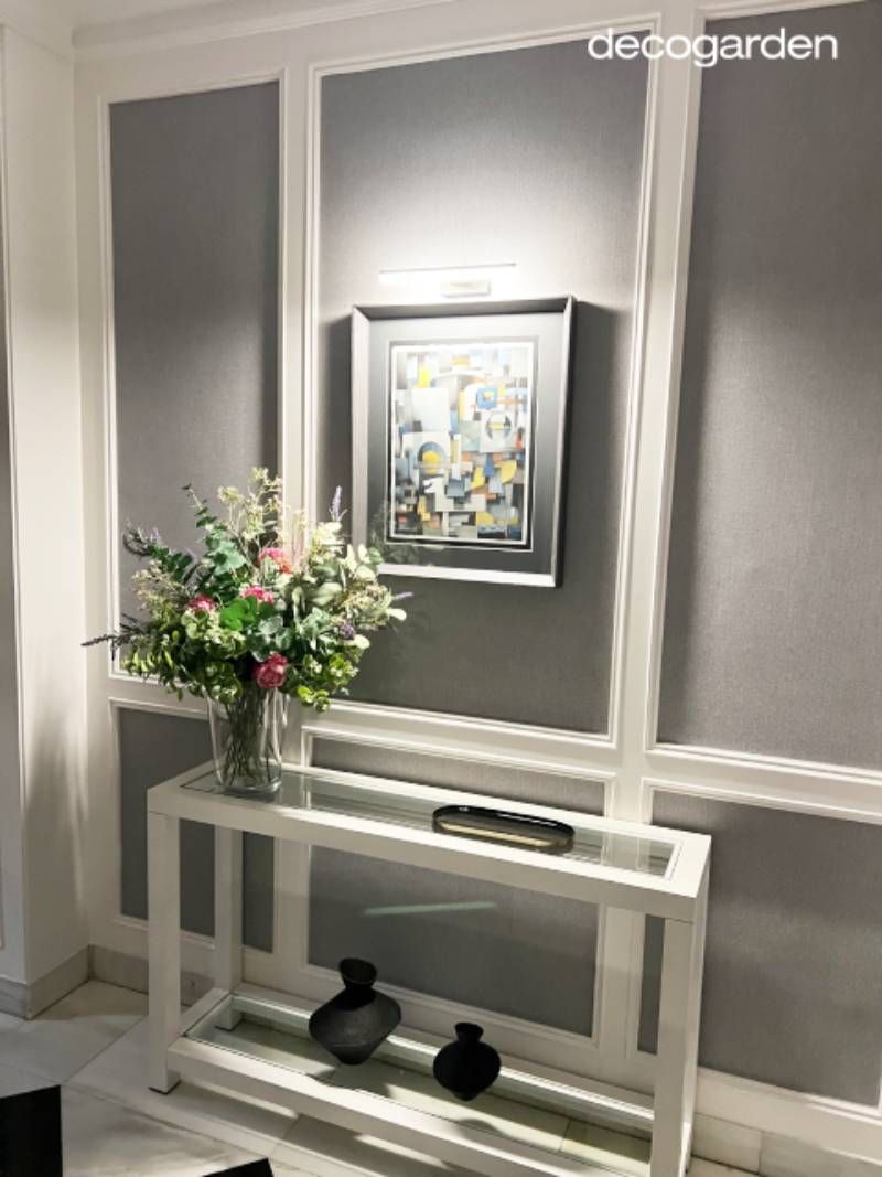 Mueble auxiliar y complementos decorativos del portal.