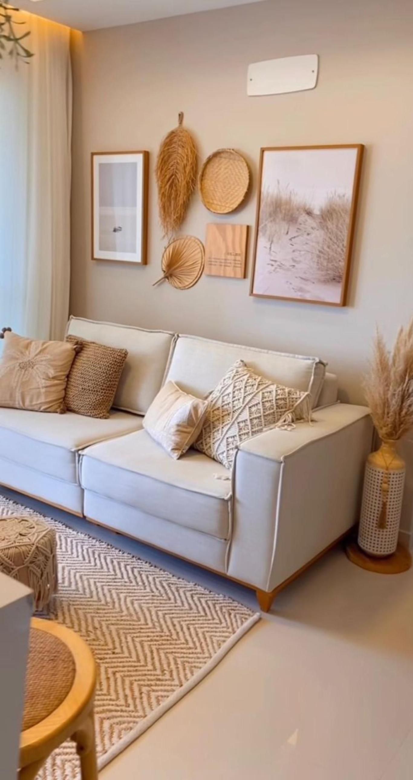 Salón con sofá gris y decoración boho.
