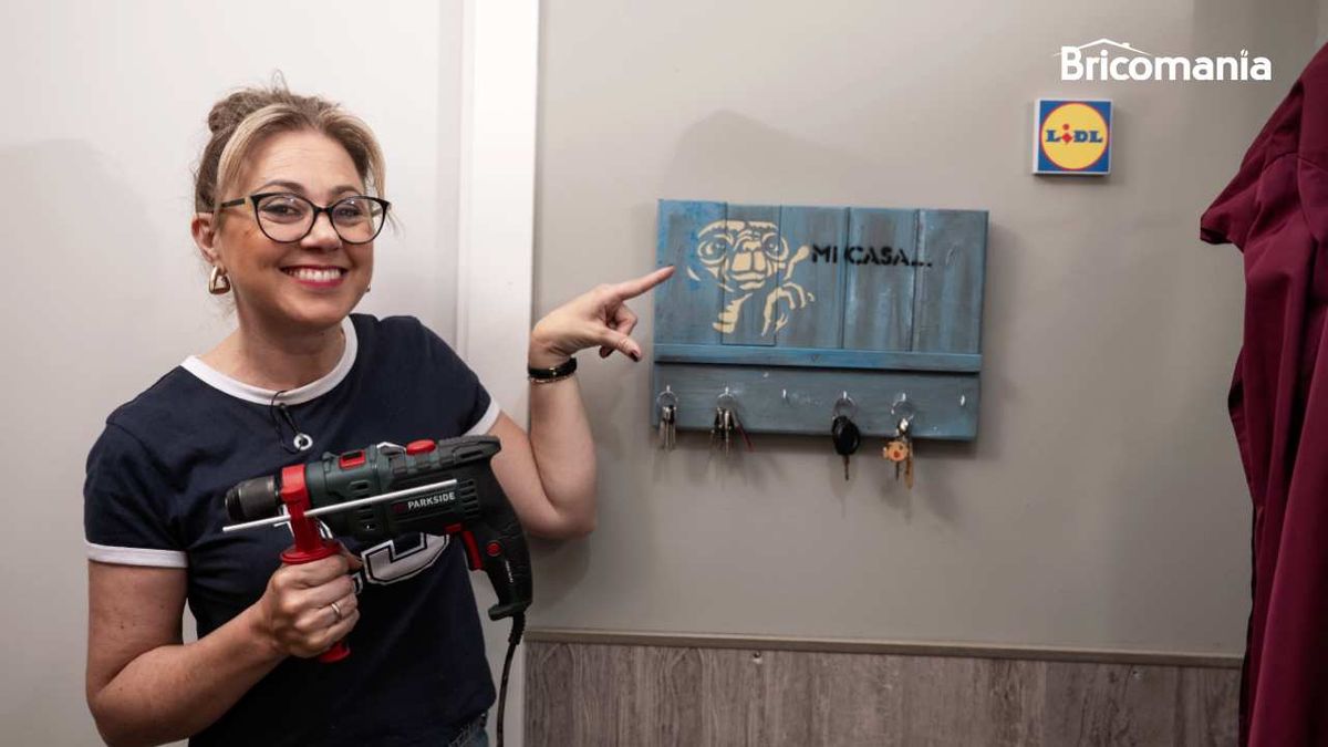 Yolanda Alzola junto al colgador de llaves que acaba de construir