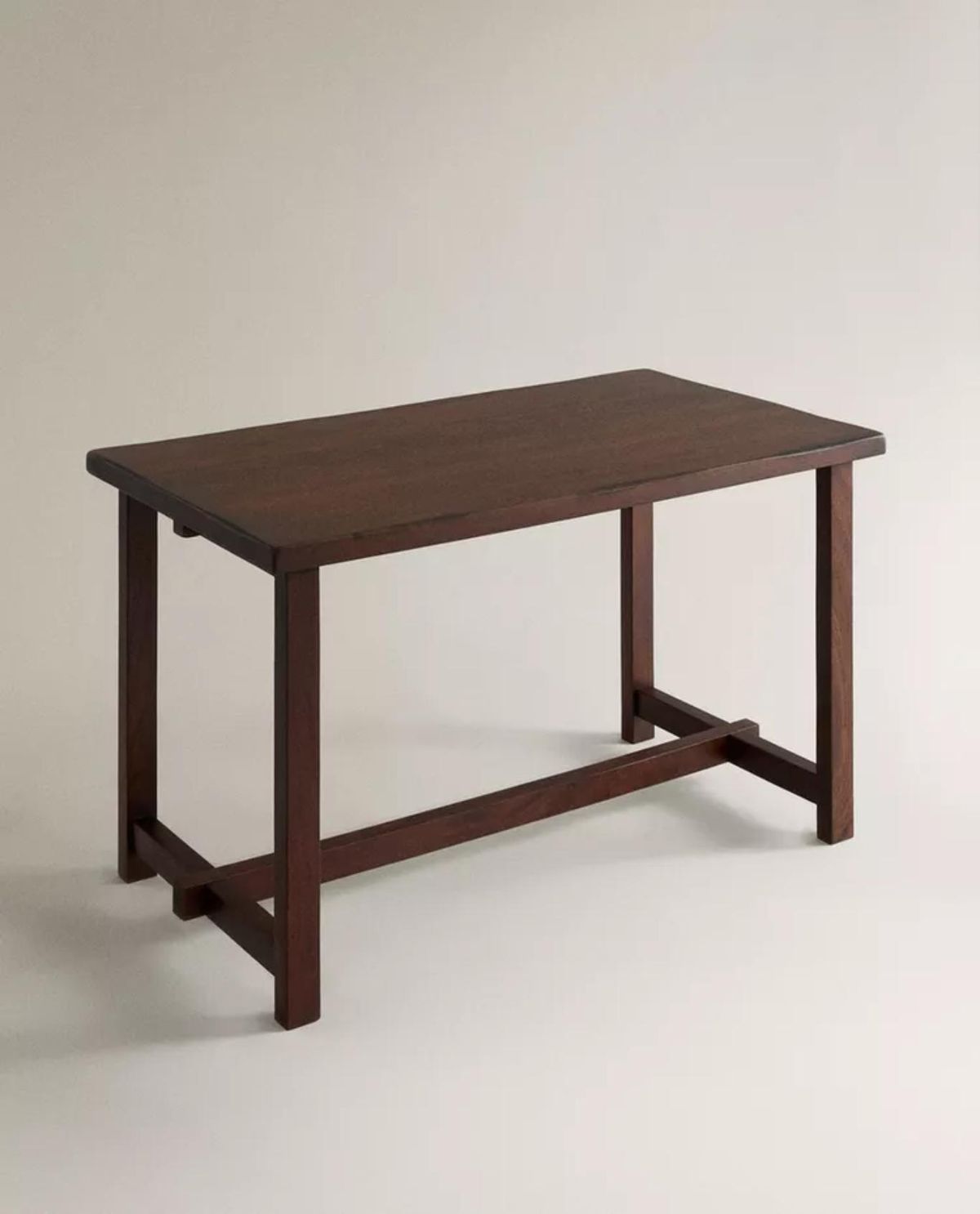 Mesa auxiliar de acabado envejecido.