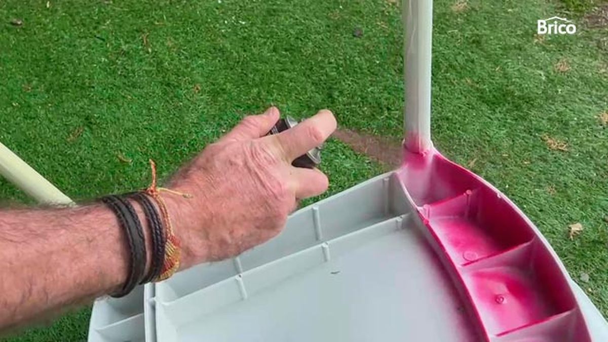 Como pintar sillas de plastico paso 9