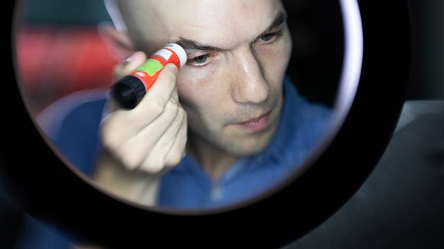 tapar las cejas con maquillaje pegamento