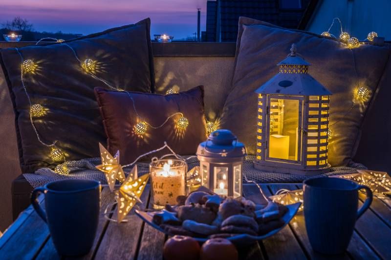 Terraza iluminada con farolillos y guirnaldas.