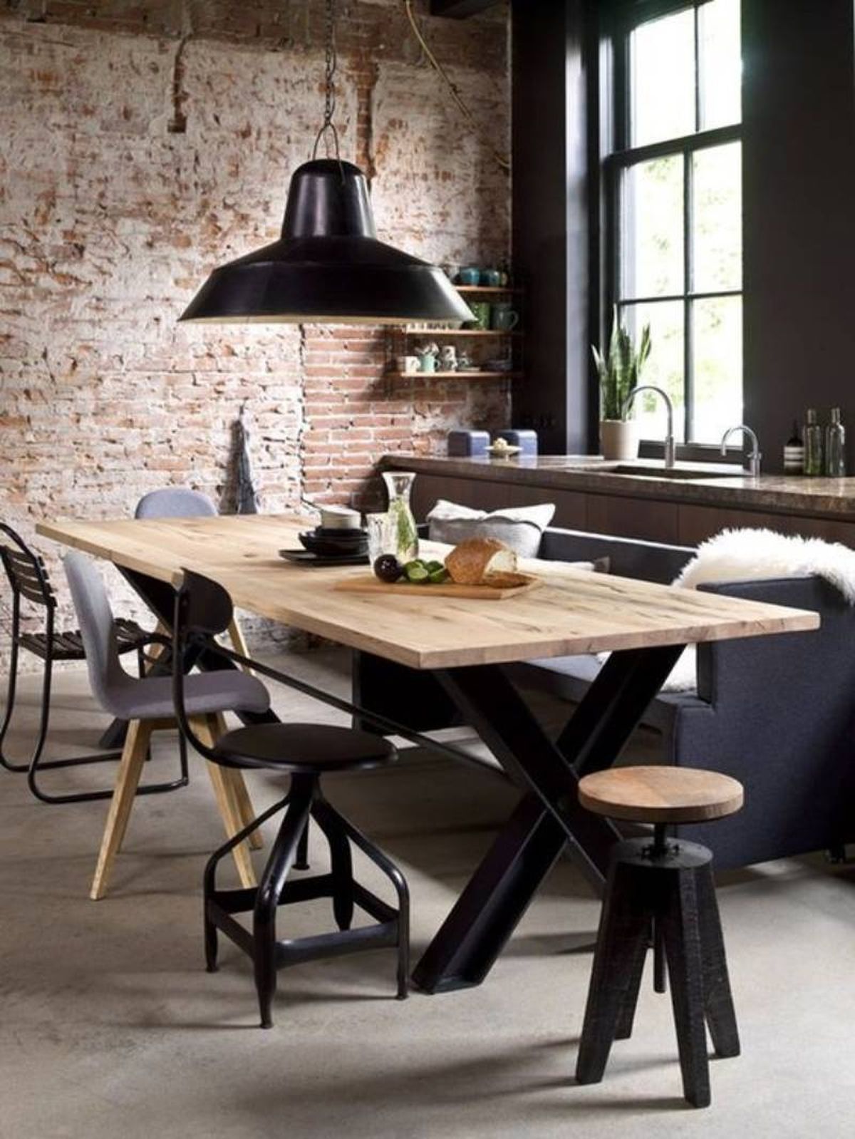 Cocina de estilo industrial con mobiliario en madera y metal negro mate.