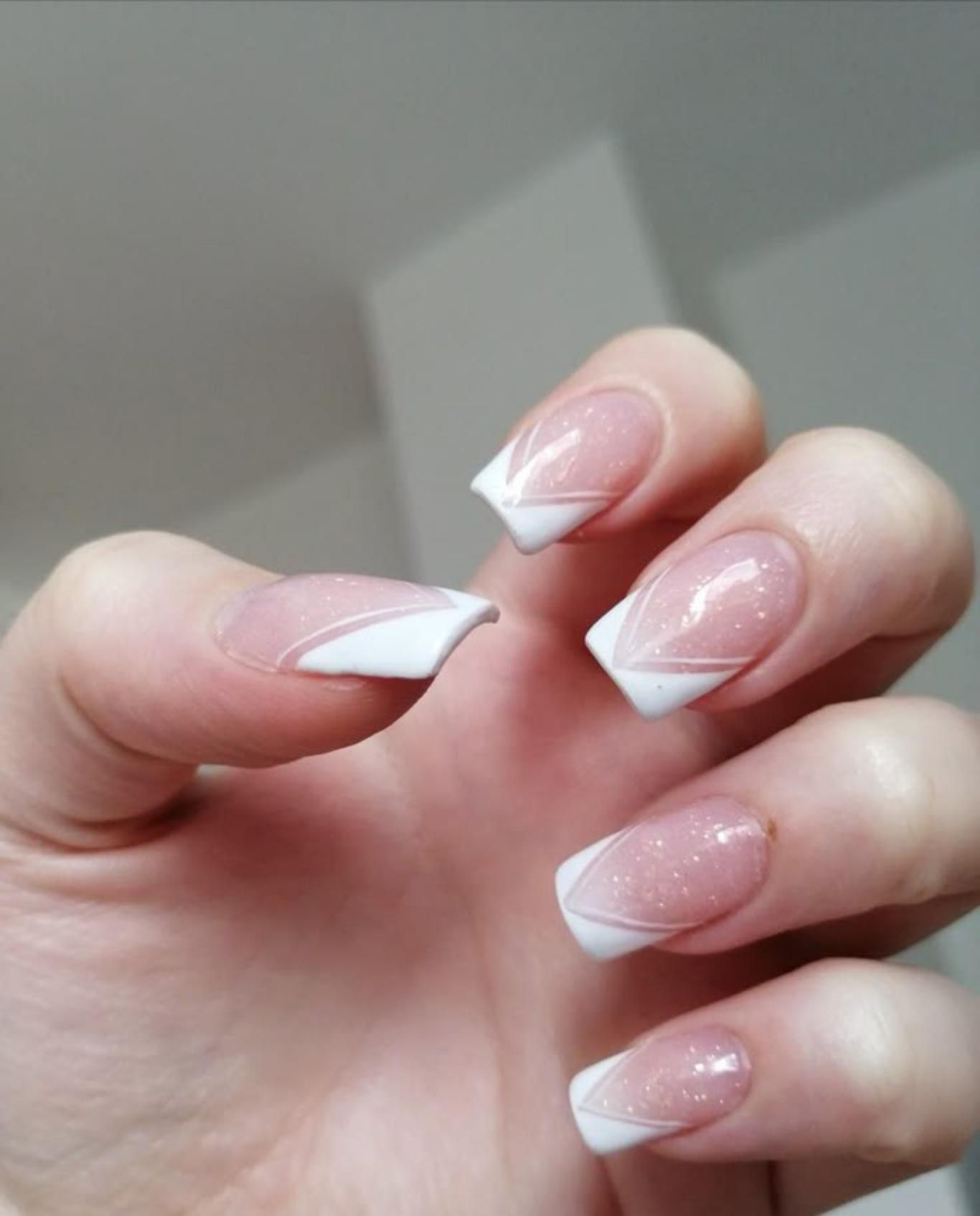 Uñas francesas con dibujos geométricos.