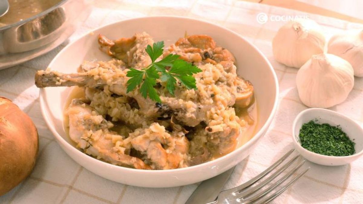 Sirve el conejo al ajillo