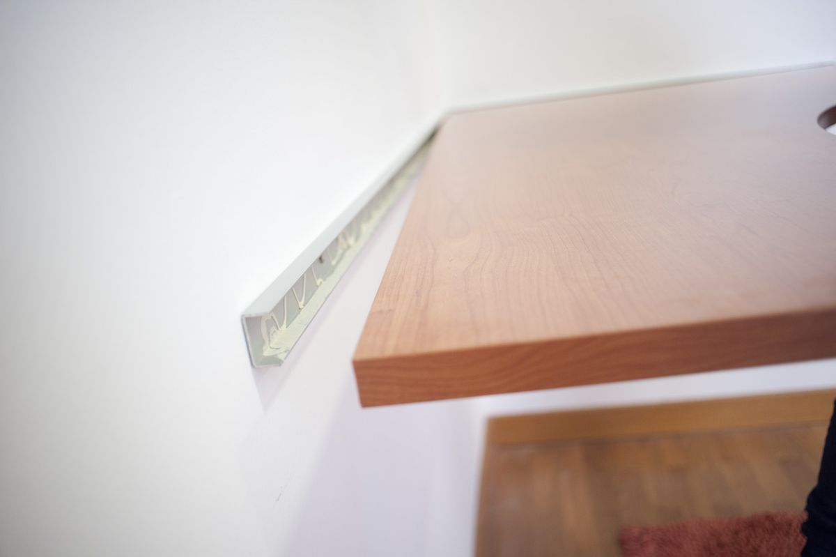 Bricomania 662 Fijar escritorio en la pared p11