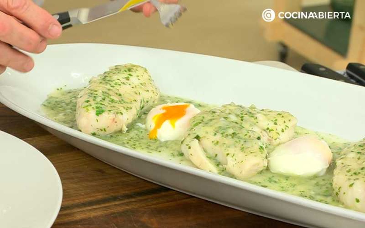 Sirve la merluza en salsa verde con huevo escalfado