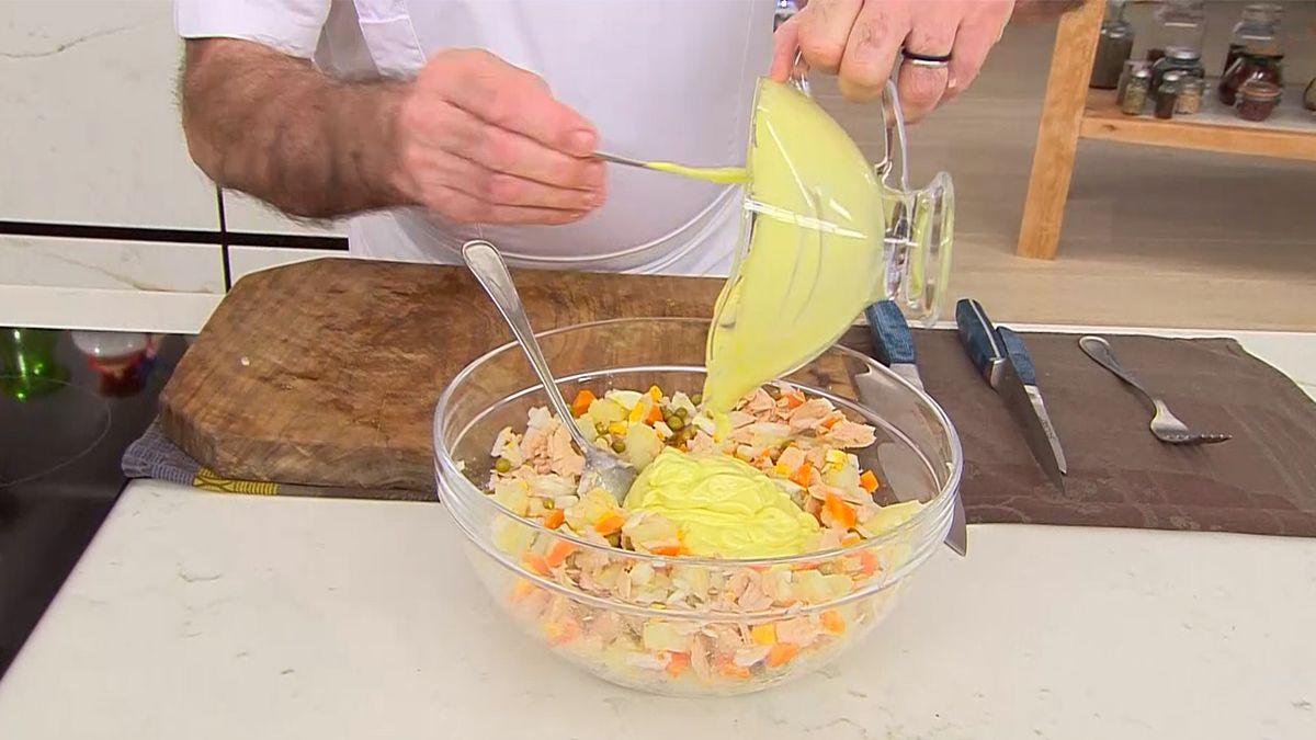 KARL66750320 ensaladilla con langostinos receta karlos arguinano paso3