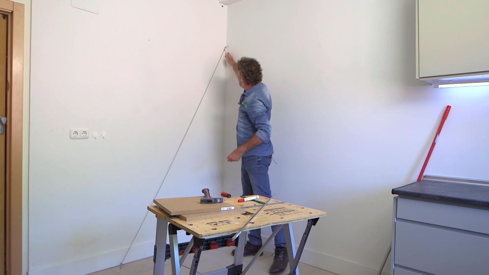 Cómo hacer una escalera plegable paso 1