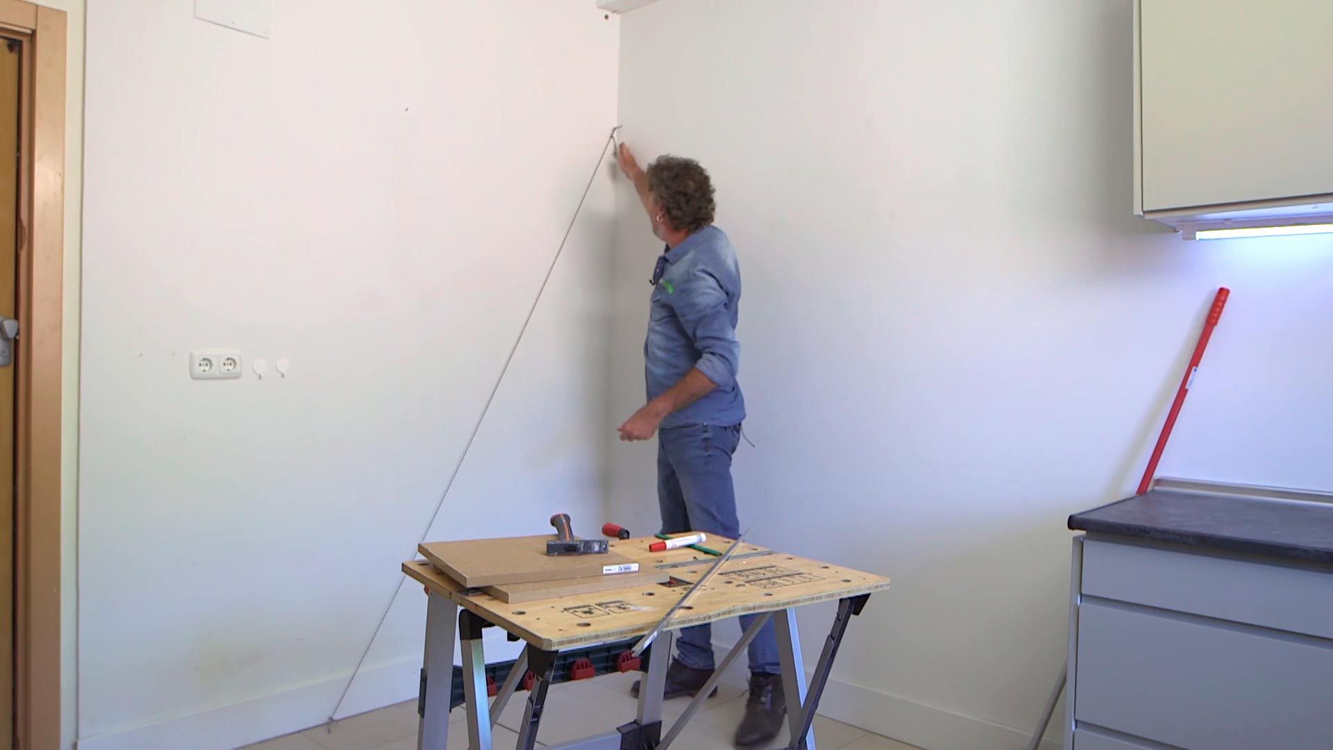 Cómo hacer una escalera plegable paso 1