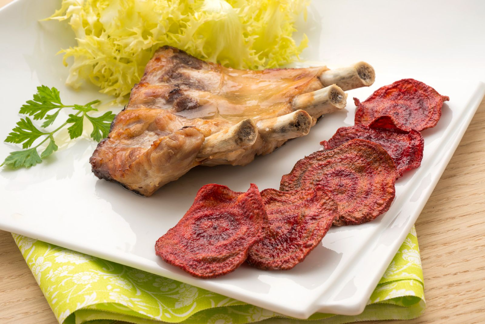 karl5032 417 Costilla asada de cerdo con chips de remolacha xl