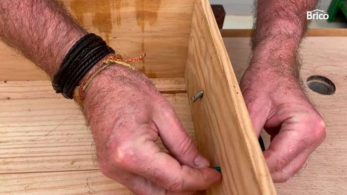 Como hacer una estantería con una caja de madera paso 1
