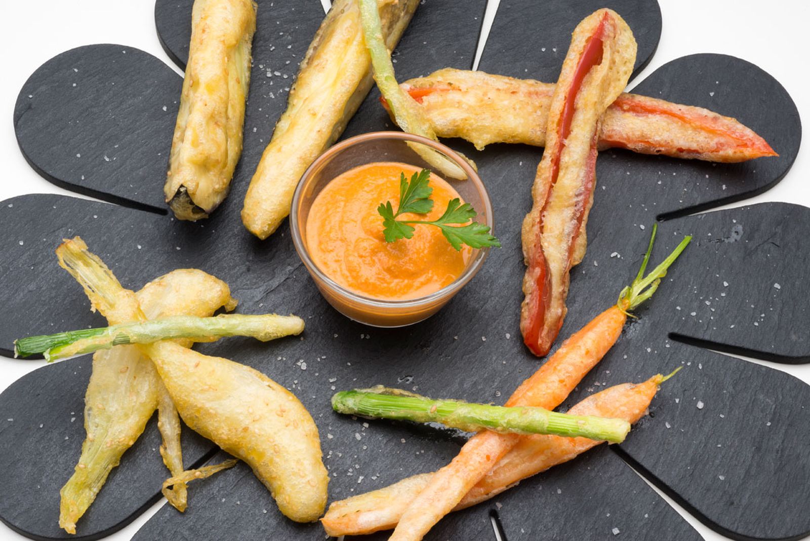 5228 Hortalizas en tempura con salsa romesco (613) xl