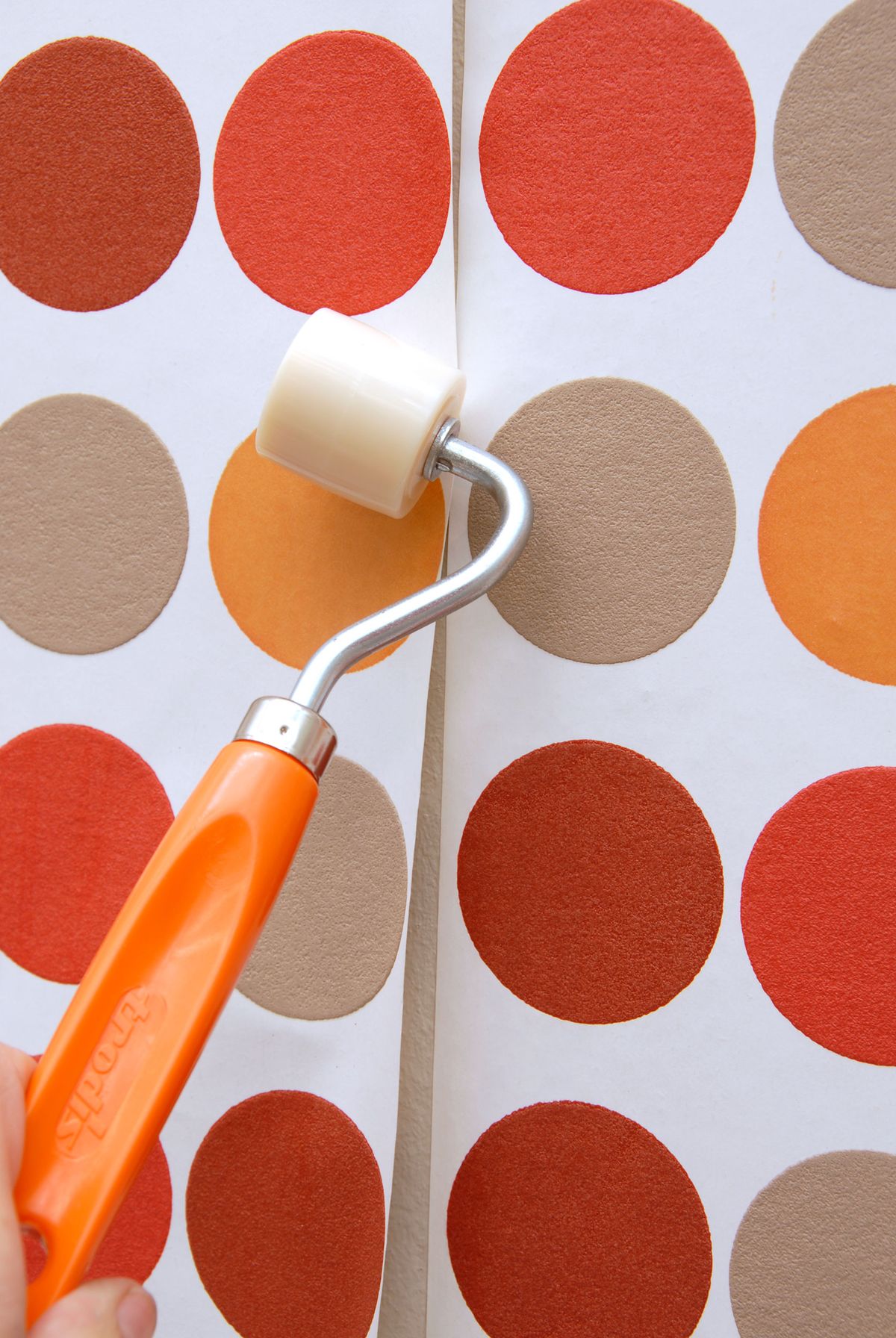 Cómo empapelar la pared paso 5