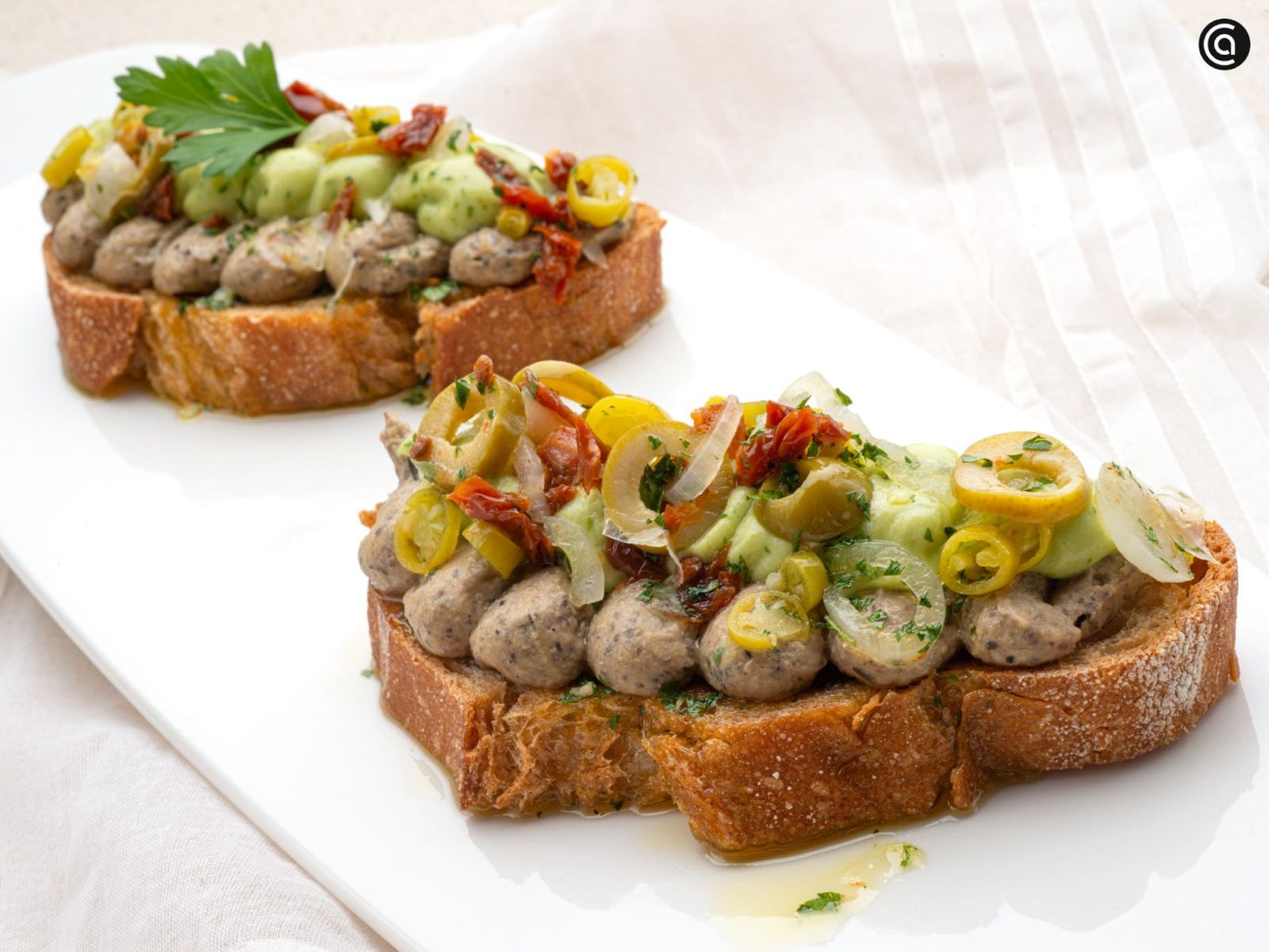 Crema de aguacate y hummus de aceituna negra con encurtidos, de Joseba Arguiñano