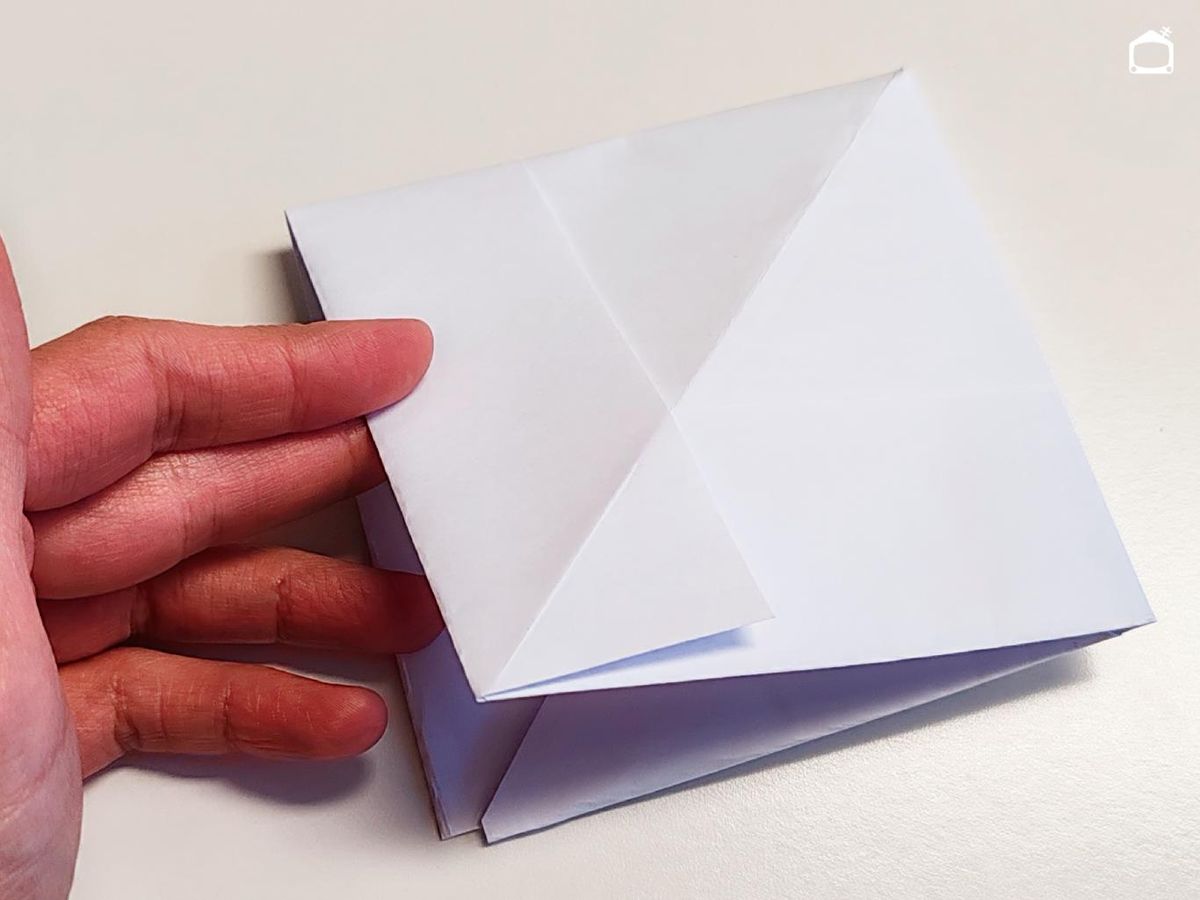 Cuarto paso para hacer un barco de papel.