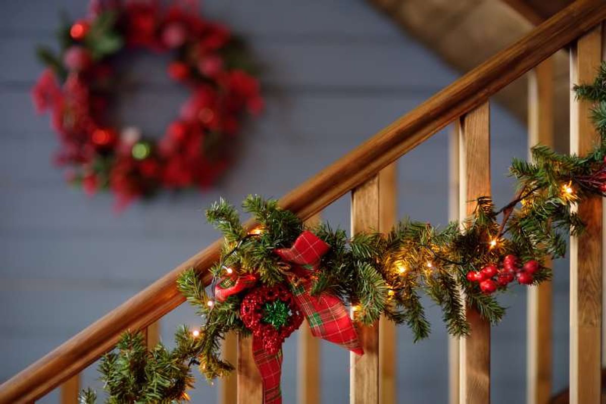 Escalera con decoración de Navidad.