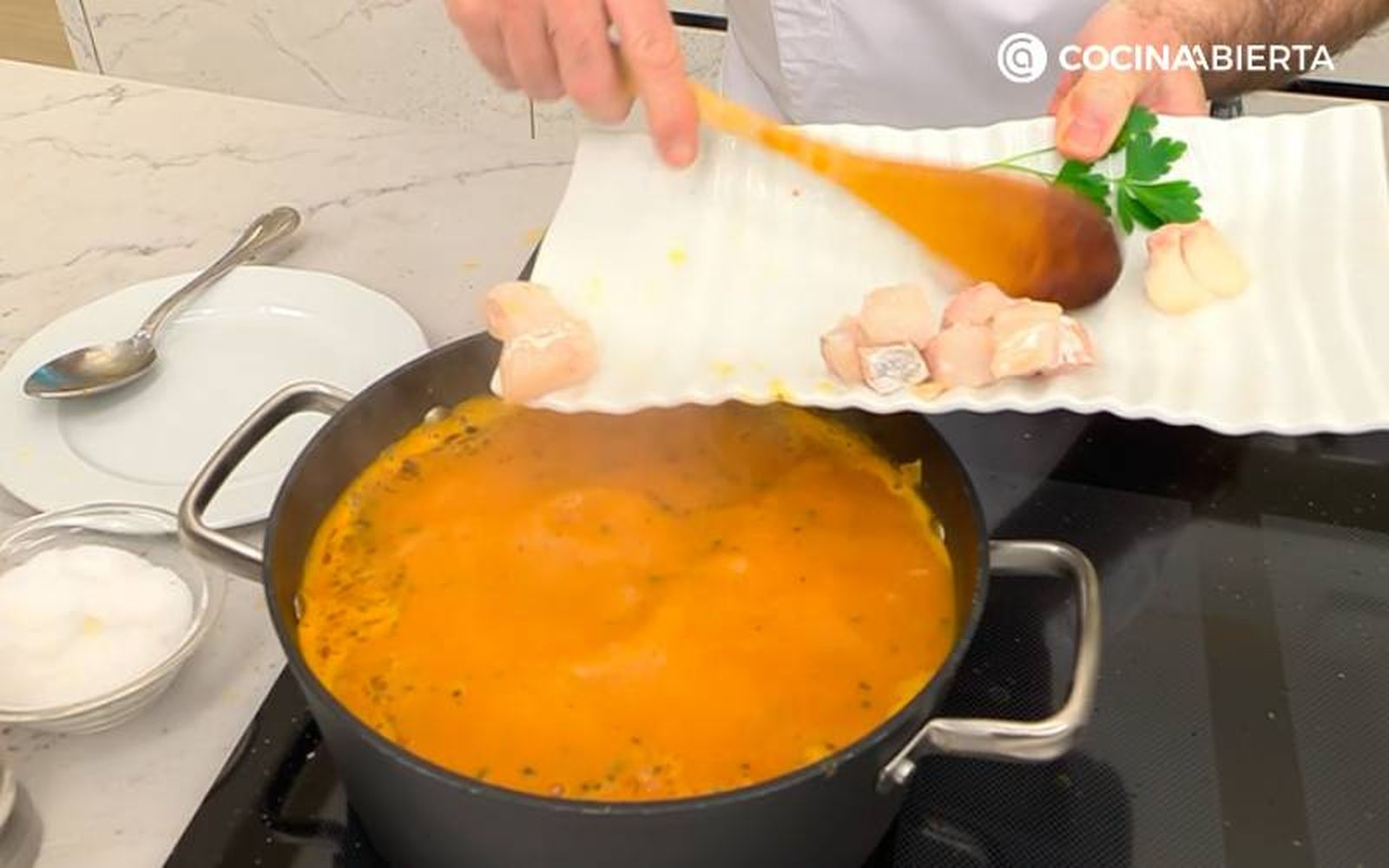 Incorpora el pescado cortado