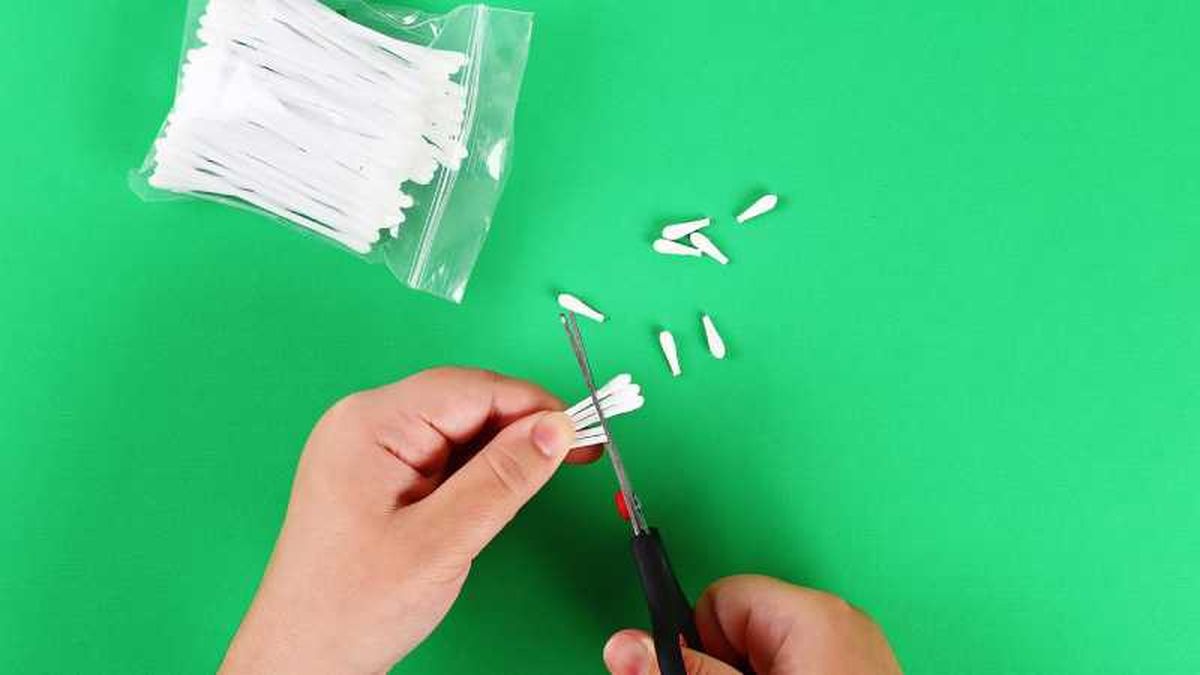 Paso uno para hacer una oveja con bastoncillos de algodón.