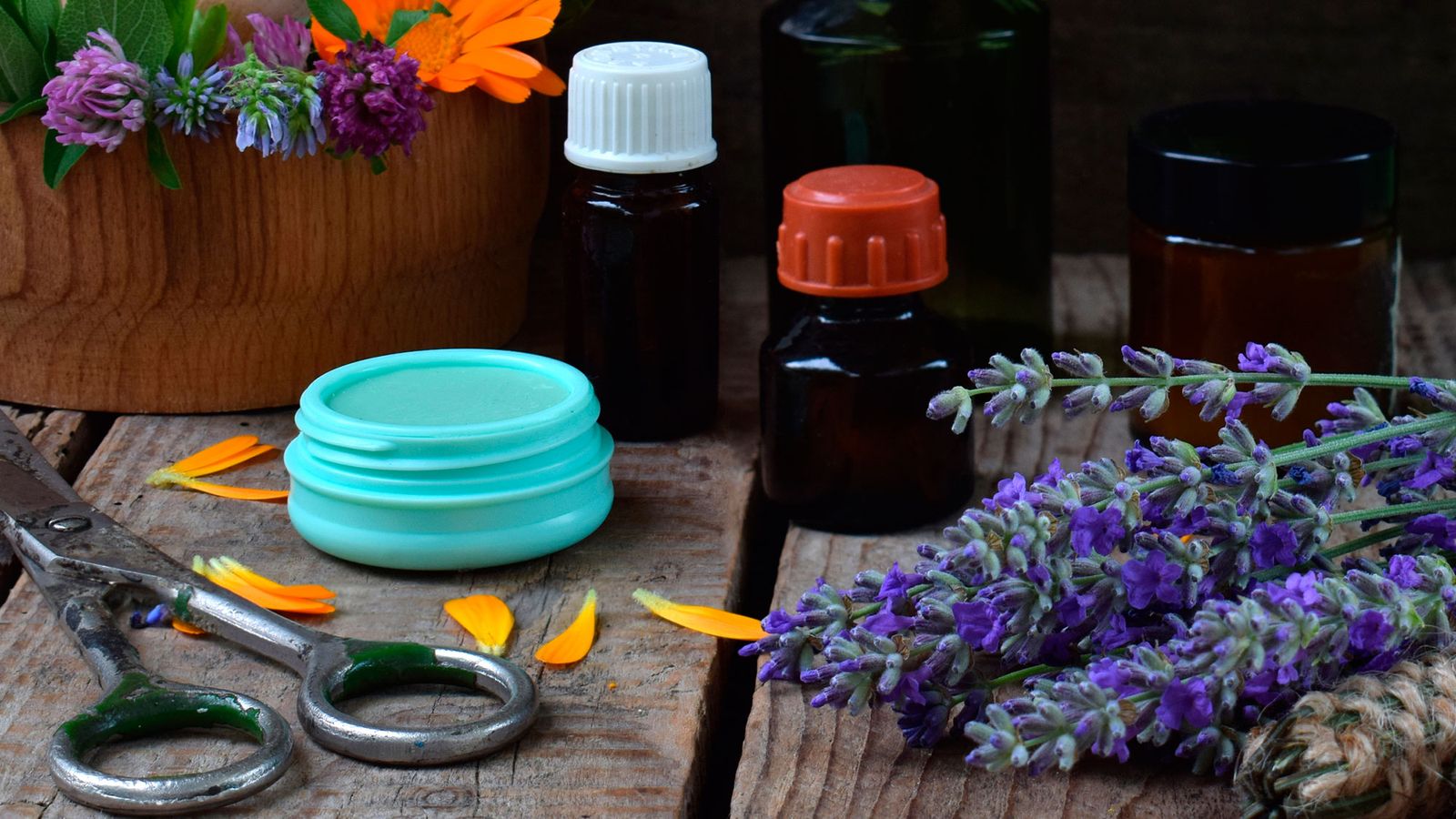 El bálsamo labial de lavanda y mirra es perfecto para curar labios secos y agrietados