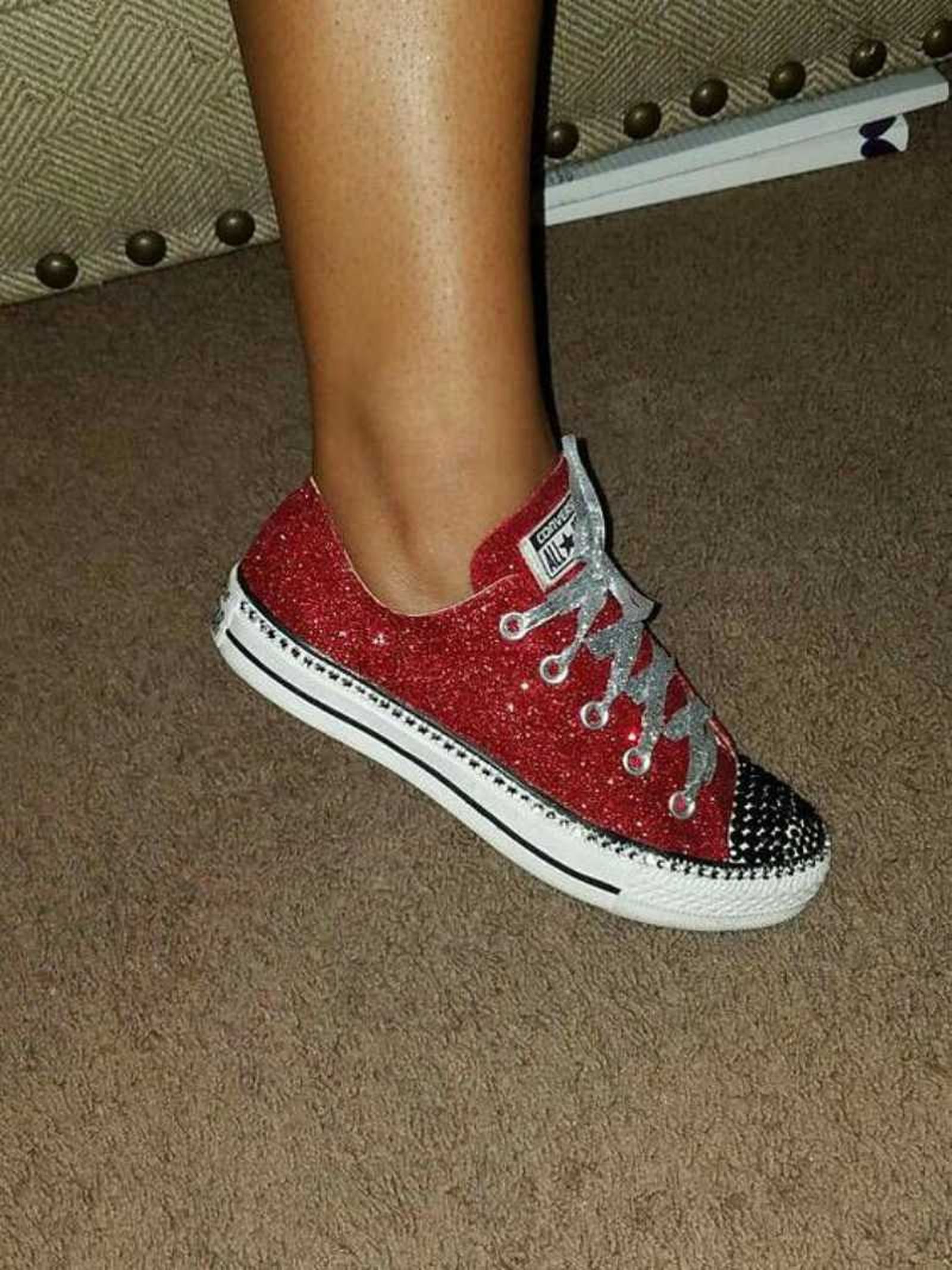 Zapatillas Converse decoradas con brillantina roja.