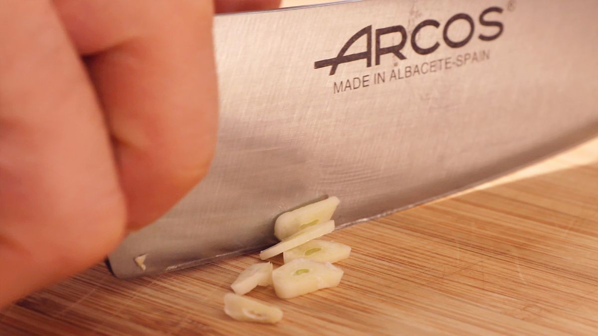 Ajo laminado y bacon picado, listos para añadir sabor a la corona de hojaldre con espinacas