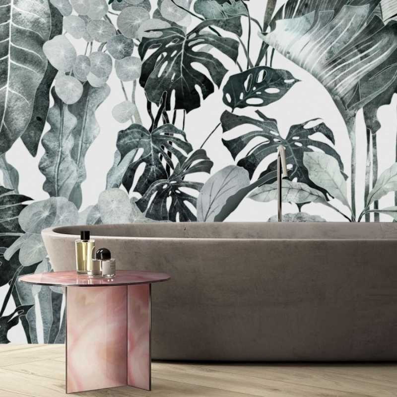 Baño con bañera de piedra y papel pintado en la pared.