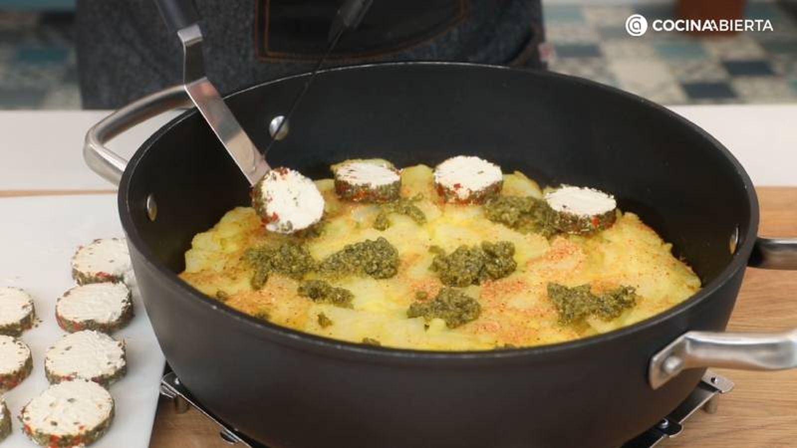 Añade pesto de albahaca y rodajas de queso de cabra a la frittata de patata