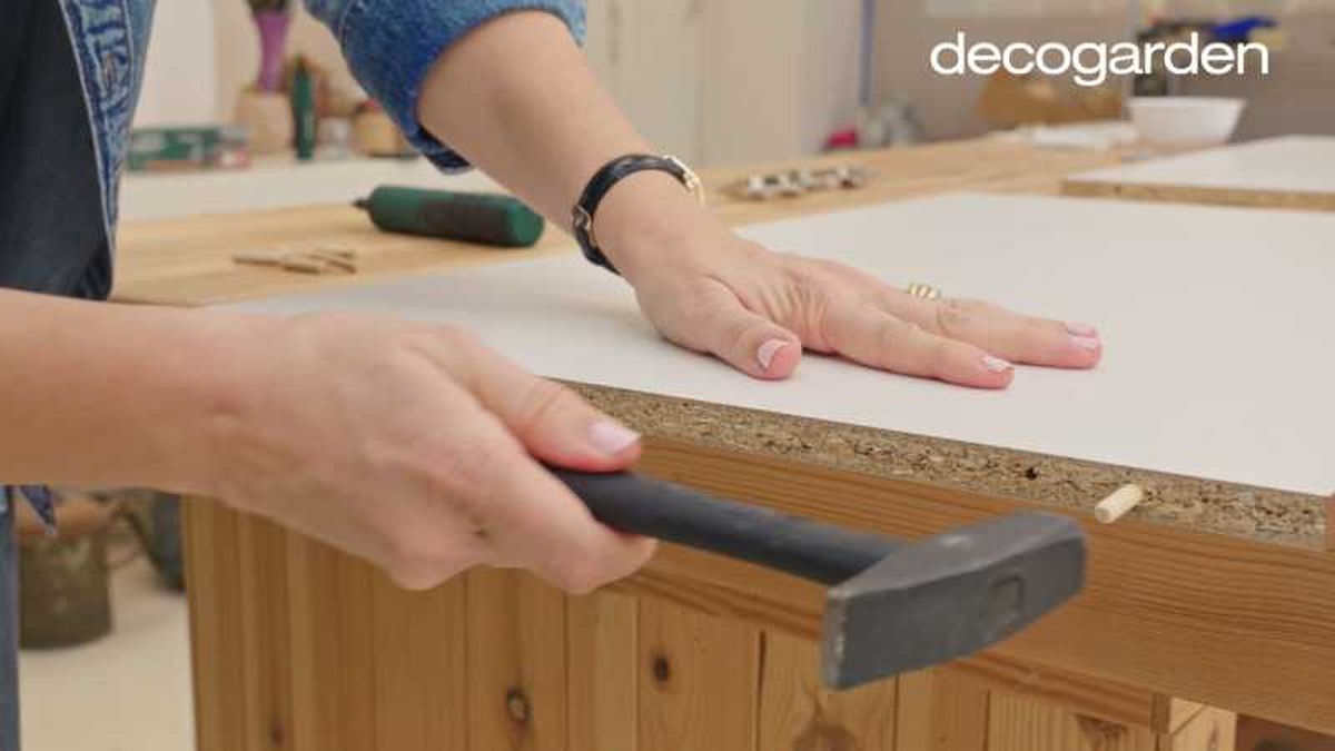 Paso tres para montar el armario de dos puertas.